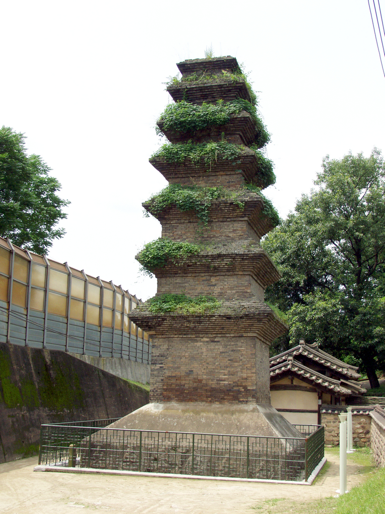 안동읍성 동쪽 강변을 지키는 신세동칠층전탑