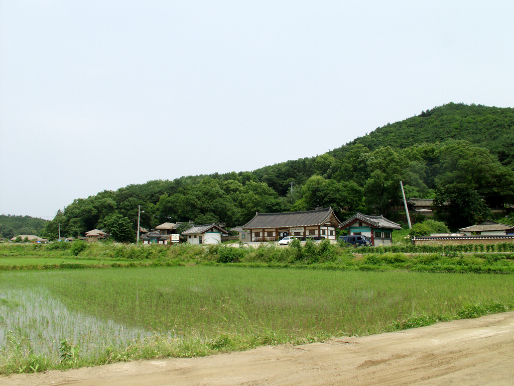 마을 남쪽 성주산 자락에 자리한 마을회관